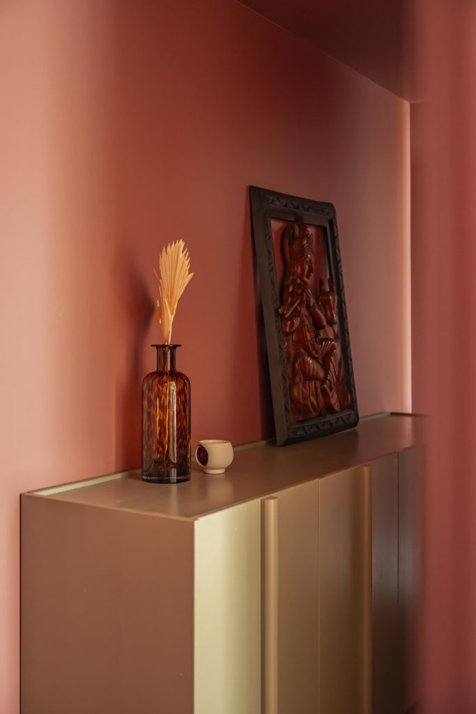 couloir chaleureux terracotta buffet bois décoration balinaise