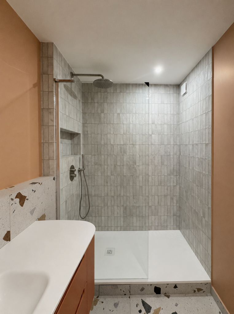 Salle d'eau colorée. Meuble vasque arrondi terracotta. Plan vasque intégré. Niche dans la douche. Robinetterie encastrée. Finition haut de gamme. TERRAZZO moderne. Salle d'eau contemporaine. Rénovation total appartement. Transformation salle d'eau